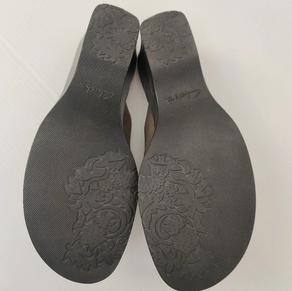 Clarks Women's Army Green Mules - Picture 3 of 7